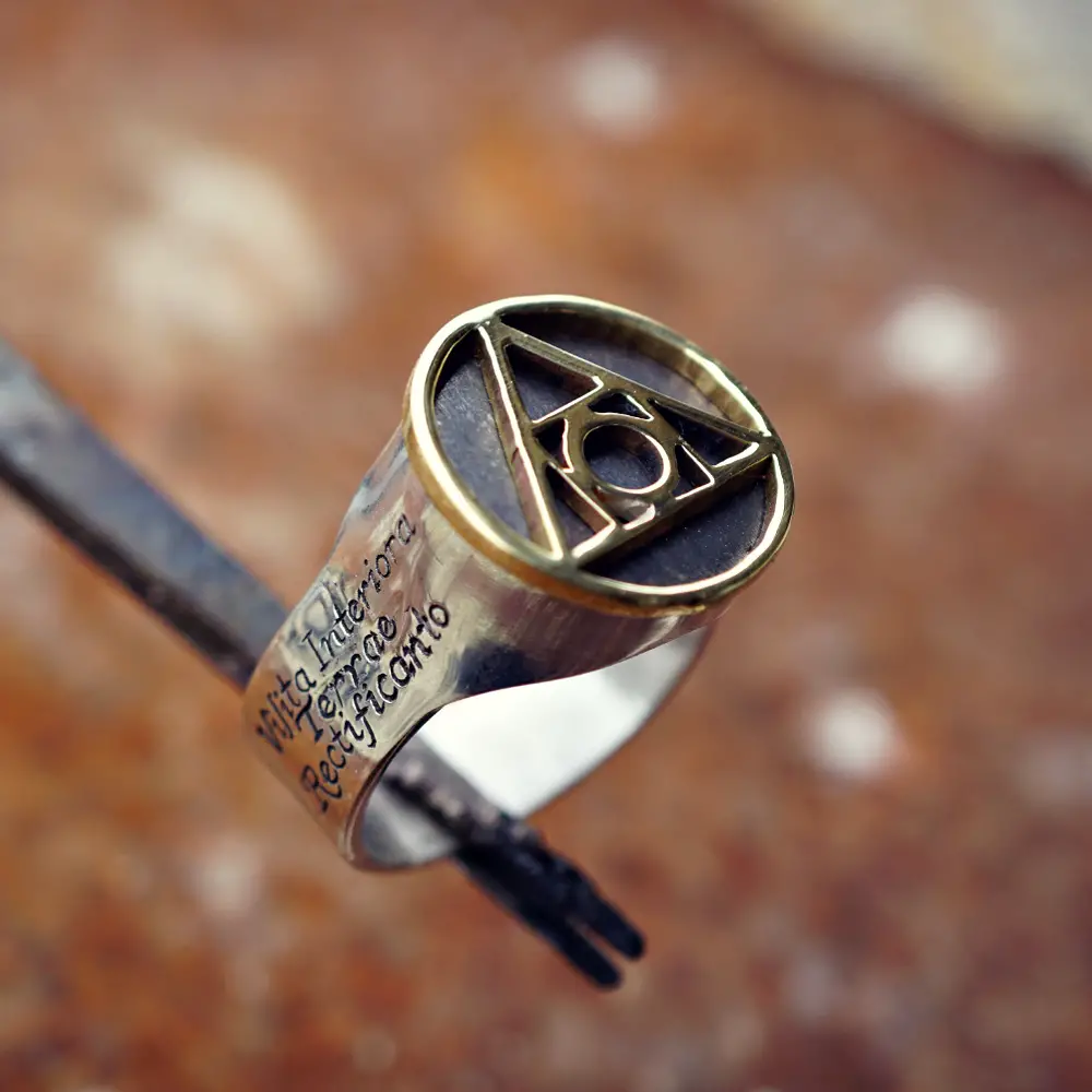 Anillo de la piedra filosofal del artista David Weitzman