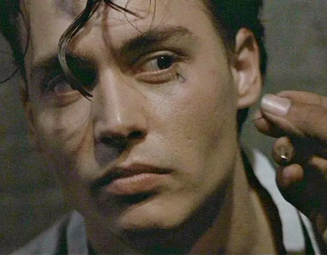 Johnny Depp en la película Cry Baby con una lágrima